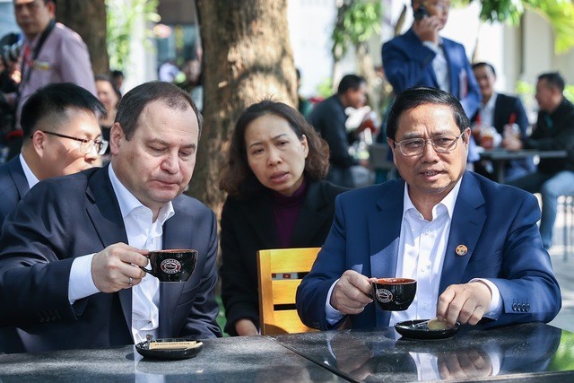 Thủ tướng Việt Nam và Belarus tham quan Cột cờ Hà Nội, thưởng thức cà phê Việt Nam Thủ tướng Việt Nam và Belarus cùng uống cà phê, thăm Cột cờ Hà Nội