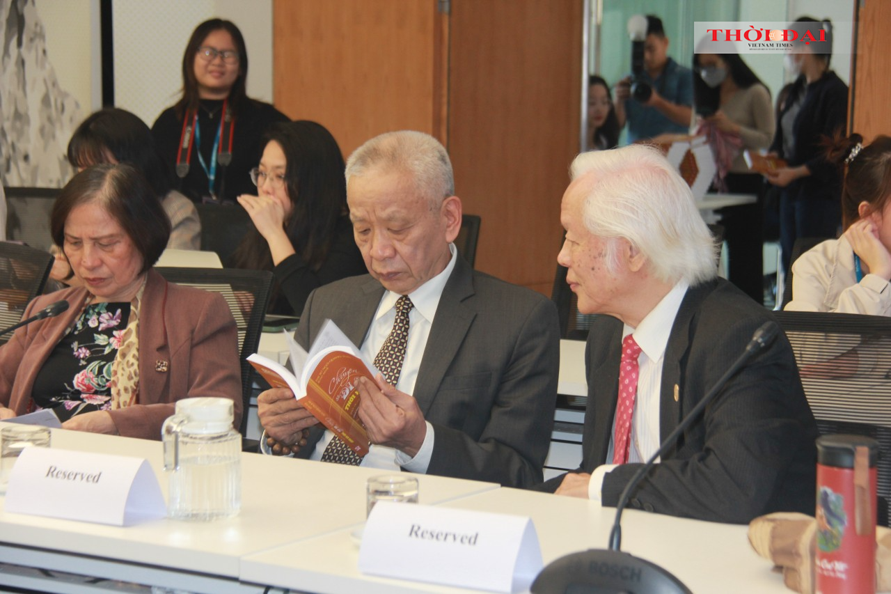 Các đại biểu đọc sách.