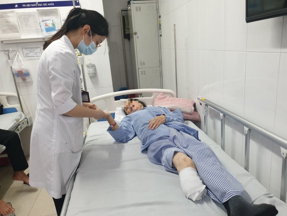 Bác sĩ thăm khám cho bệnh nhân sau phẫu thuật.