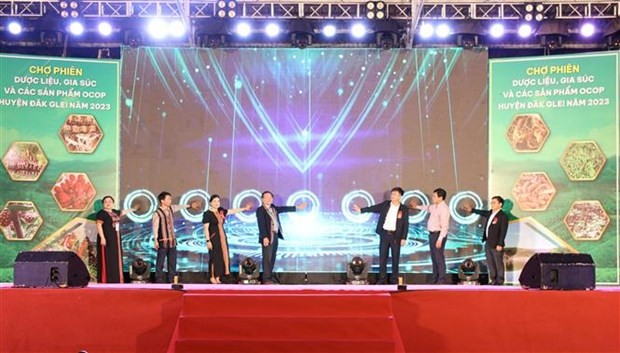 Các đại biểu bấm nút khai mạc Chợ phiên. Ảnh: Khoa Chương - TTXVN