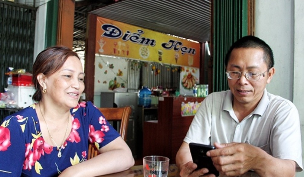vợ chồng anh Phạm Trọng Việt và chị Xvai Chăn Thon. (Ảnh: Phong Linh)