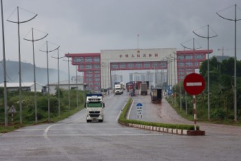 Khách sử dụng hộ chiếu và sổ thông hành du lịch biên giới được thông quan ở cửa khẩu Móng Cái
