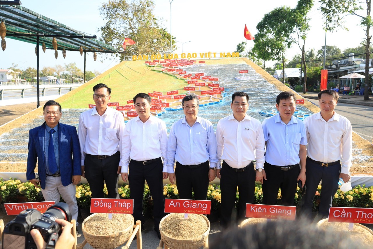 Hậu Giang: Khai mạc triển lãm “Con đường lúa gạo” tuyến kênh Xáng Xà No huyền thoại