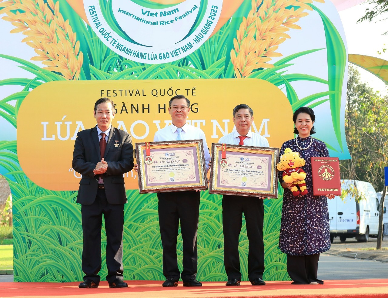 Hậu Giang: Khai mạc triển lãm “Con đường lúa gạo” tuyến kênh Xáng Xà No huyền thoại