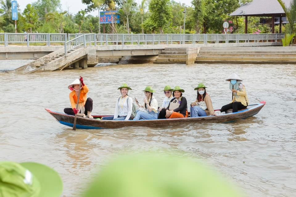 Sinh viên Lào, Campuchia cùng mẹ đỡ đầu trải nghiệm đi xuồng ba lá. (Ảnh: Thành đoàn TP.HCM)