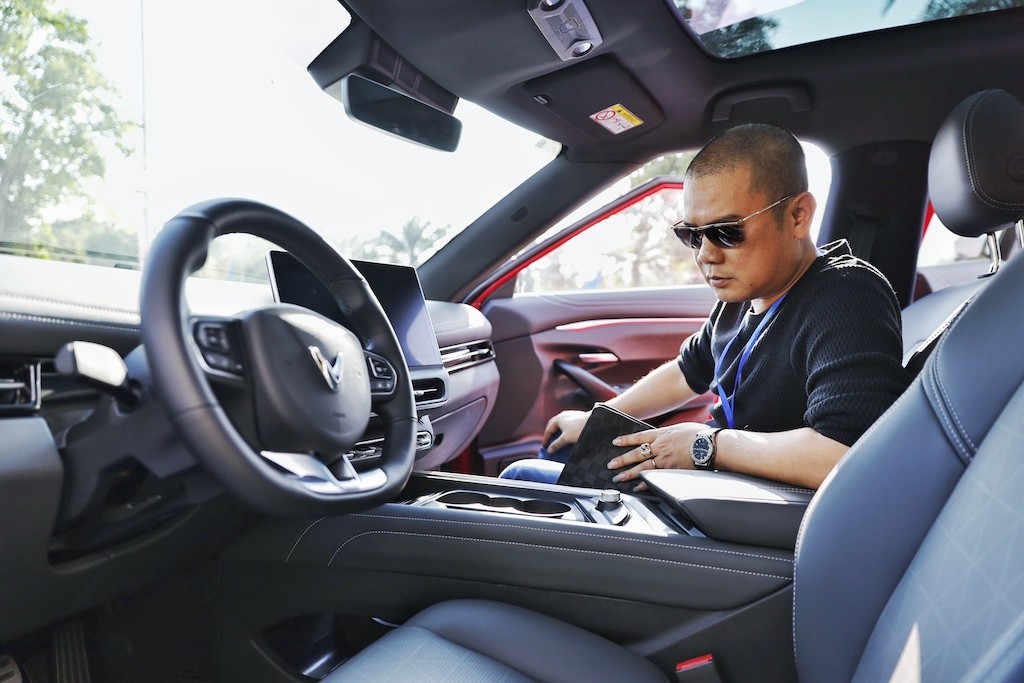 Phần đông khách tham gia đều ấn tượng với thiết kế nội thất phi đối xứng trong khoang lái.