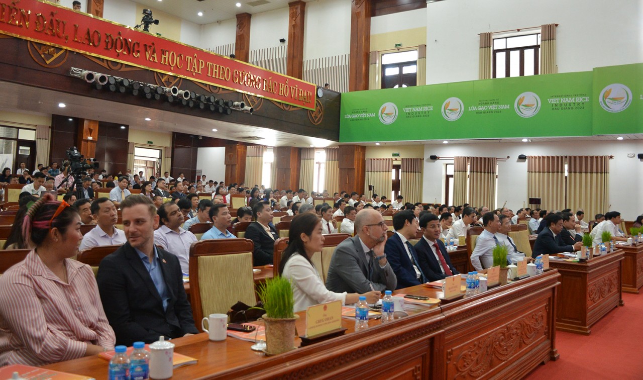 Xây dựng Hậu Giang thành trung tâm kết nối, trung chuyển hàng hóa của vùng