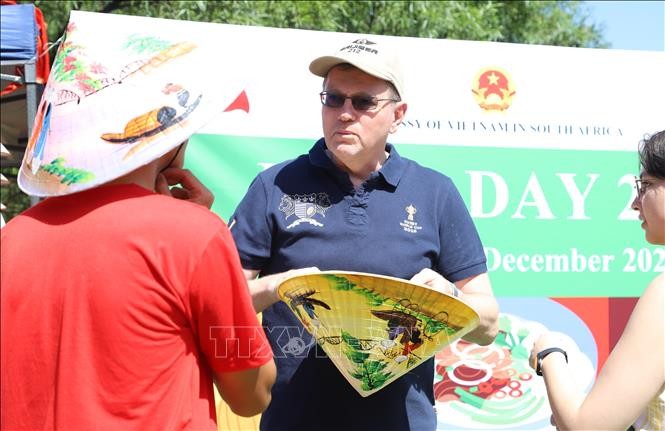 Nón lá gây ấn tượng mạnh với người dân "Đất nước Cầu vồng"