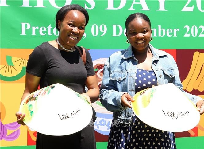 Nón lá gây ấn tượng mạnh với người dân "Đất nước Cầu vồng"