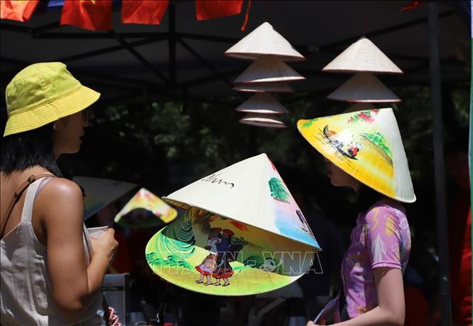 Nón lá gây ấn tượng mạnh với người dân "Đất nước Cầu vồng"