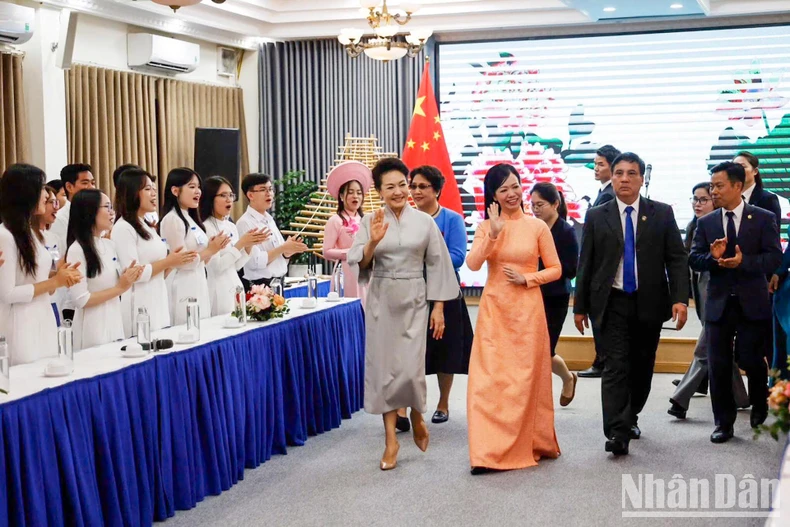 [Ảnh] Phu nhân Chủ tịch nước Võ Văn Thưởng và Phu nhân Tổng Bí thư, Chủ tịch Trung Quốc Tập Cận Bình gặp gỡ sinh viên Đại học Quốc gia Hà Nội