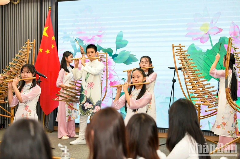 [Ảnh] Phu nhân Chủ tịch nước Võ Văn Thưởng và Phu nhân Tổng Bí thư, Chủ tịch Trung Quốc Tập Cận Bình gặp gỡ sinh viên Đại học Quốc gia Hà Nội