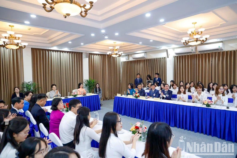 [Ảnh] Phu nhân Chủ tịch nước Võ Văn Thưởng và Phu nhân Tổng Bí thư, Chủ tịch Trung Quốc Tập Cận Bình gặp gỡ sinh viên Đại học Quốc gia Hà Nội