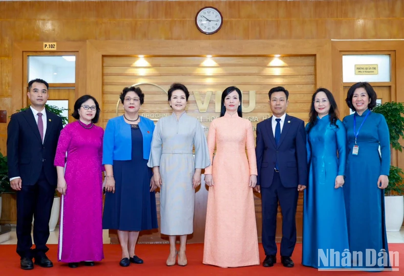 [Ảnh] Phu nhân Chủ tịch nước Võ Văn Thưởng và Phu nhân Tổng Bí thư, Chủ tịch Trung Quốc Tập Cận Bình gặp gỡ sinh viên Đại học Quốc gia Hà Nội