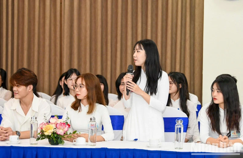 [Ảnh] Phu nhân Chủ tịch nước Võ Văn Thưởng và Phu nhân Tổng Bí thư, Chủ tịch Trung Quốc Tập Cận Bình gặp gỡ sinh viên Đại học Quốc gia Hà Nội