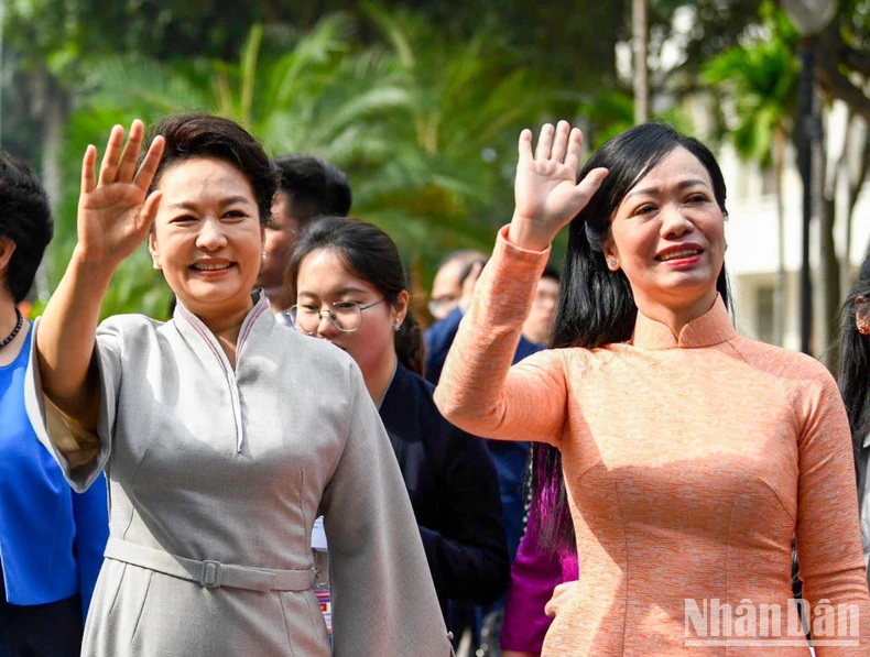 [Ảnh] Phu nhân Chủ tịch nước Võ Văn Thưởng và Phu nhân Tổng Bí thư, Chủ tịch Trung Quốc Tập Cận Bình gặp gỡ sinh viên Đại học Quốc gia Hà Nội