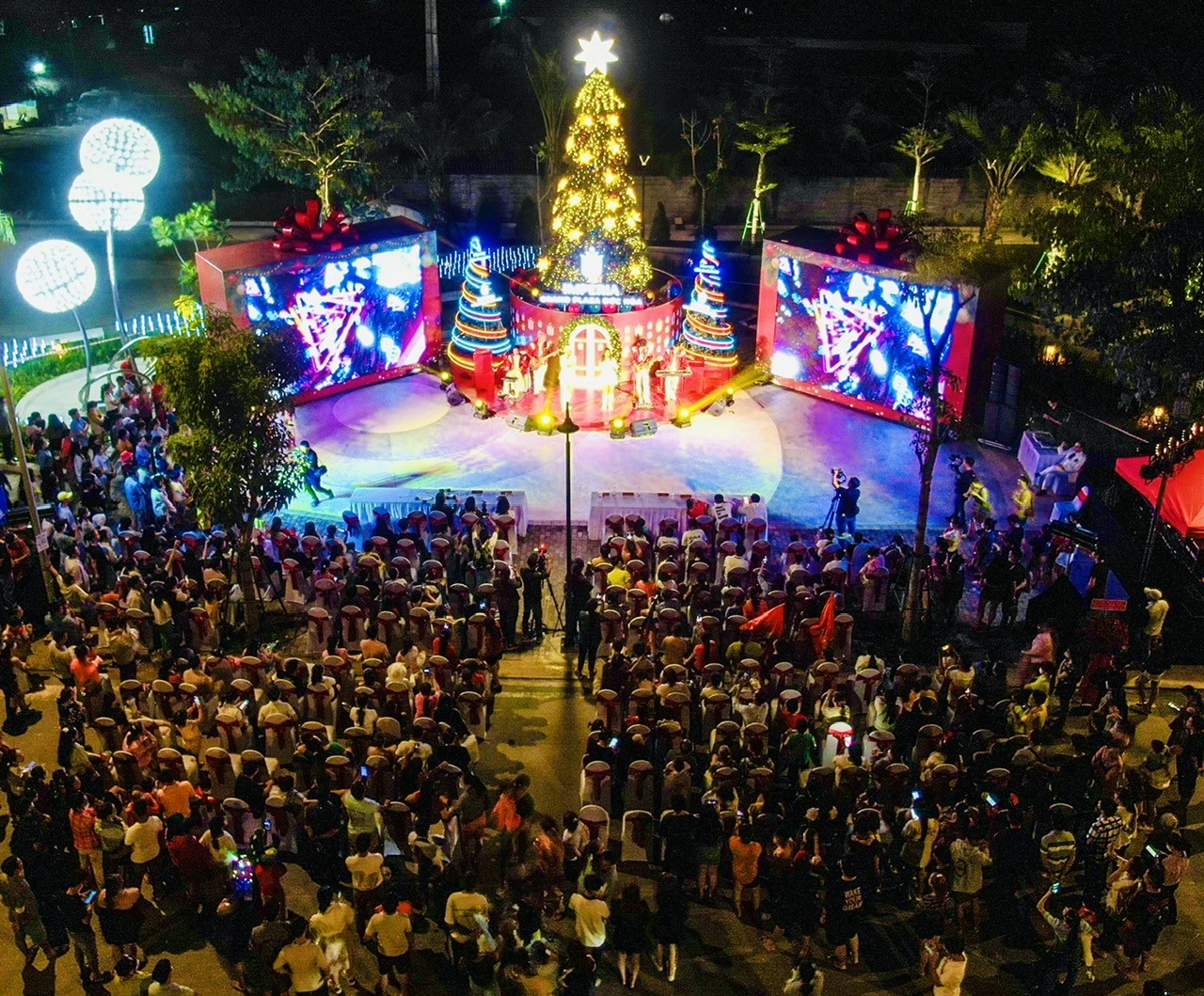 Mùa lễ hội Noel hoành tráng trên đại lộ thương mại tại Long An