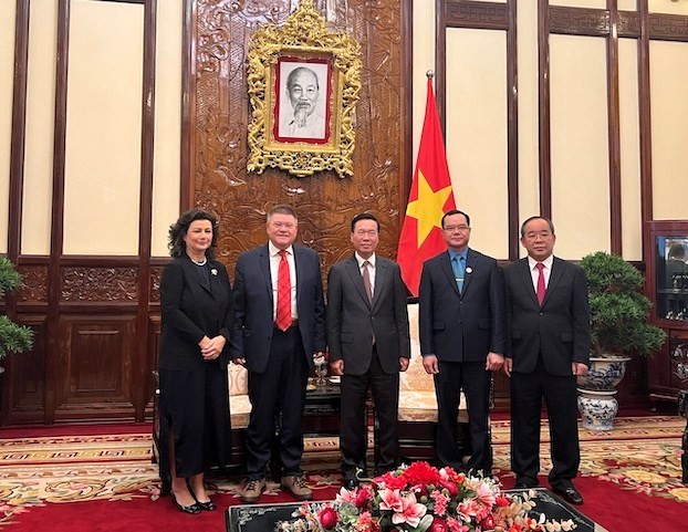 Chủ tịch nước Võ Văn Thưởng nhiệt liệt chào mừng Tổng thư ký cùng Đoàn lãnh đạo cấp cao của Liên hiệp Công đoàn thế giới (Ảnh: H.N) Chủ tịch nước Võ Văn Thưởng nhiệt liệt chào mừng Tổng thư ký cùng Đoàn lãnh đạo cấp cao của Liên hiệp Công đoàn thế giới (Ảnh: H.N)