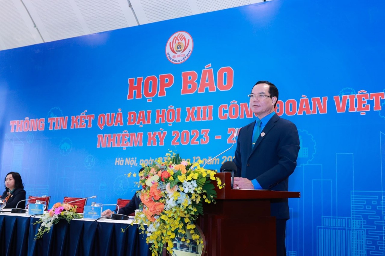 Ông Nguyễn Đình Khang, Chủ tịch Tổng Liên đoàn Lao động Việt Nam khoá XIII phát biểu tại họp báo.