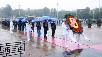 doan dai bieu dai hoi cong doan viet nam lan thu xiii vao lang vieng chu tich ho chi minh