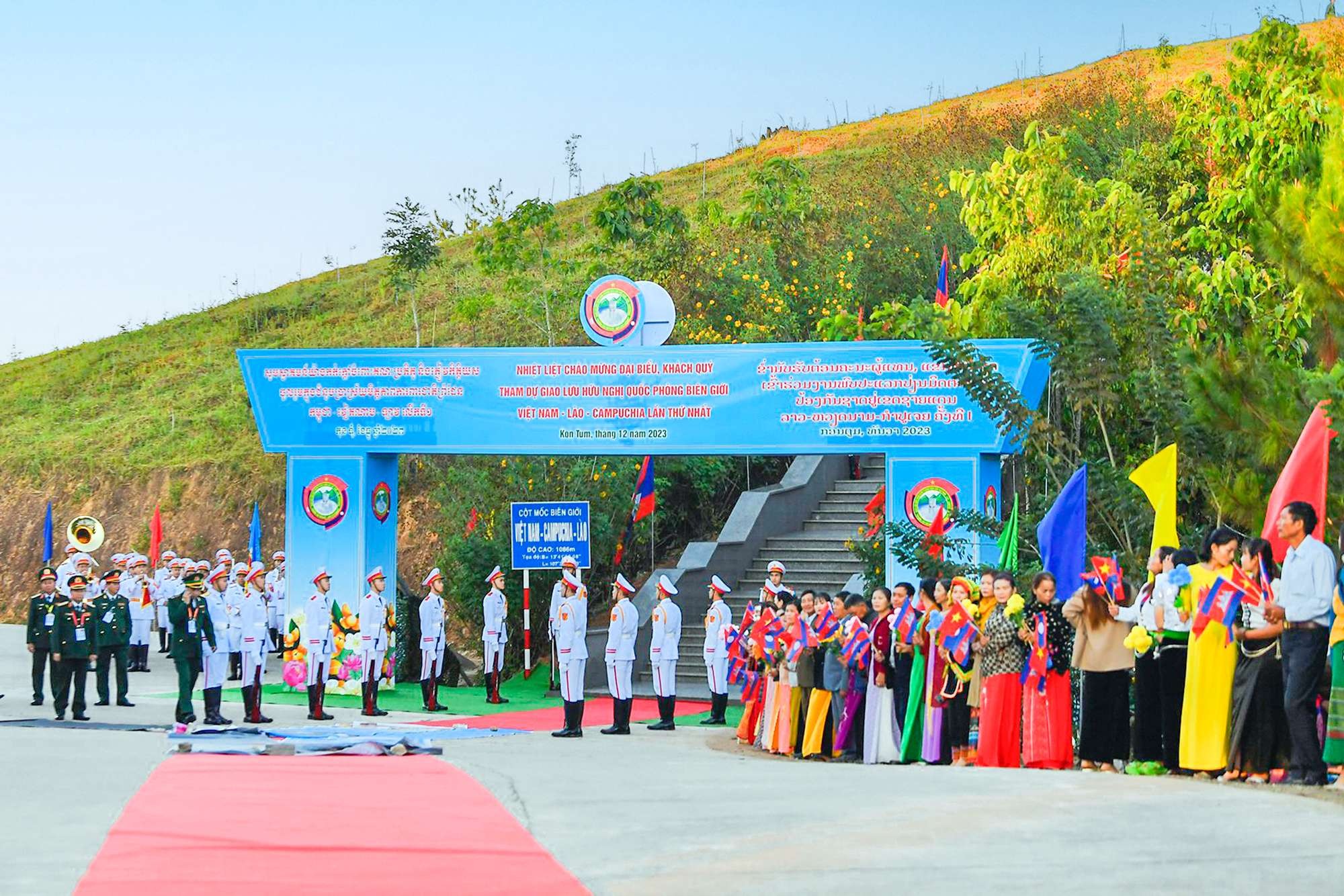 Thắm tình hữu nghị