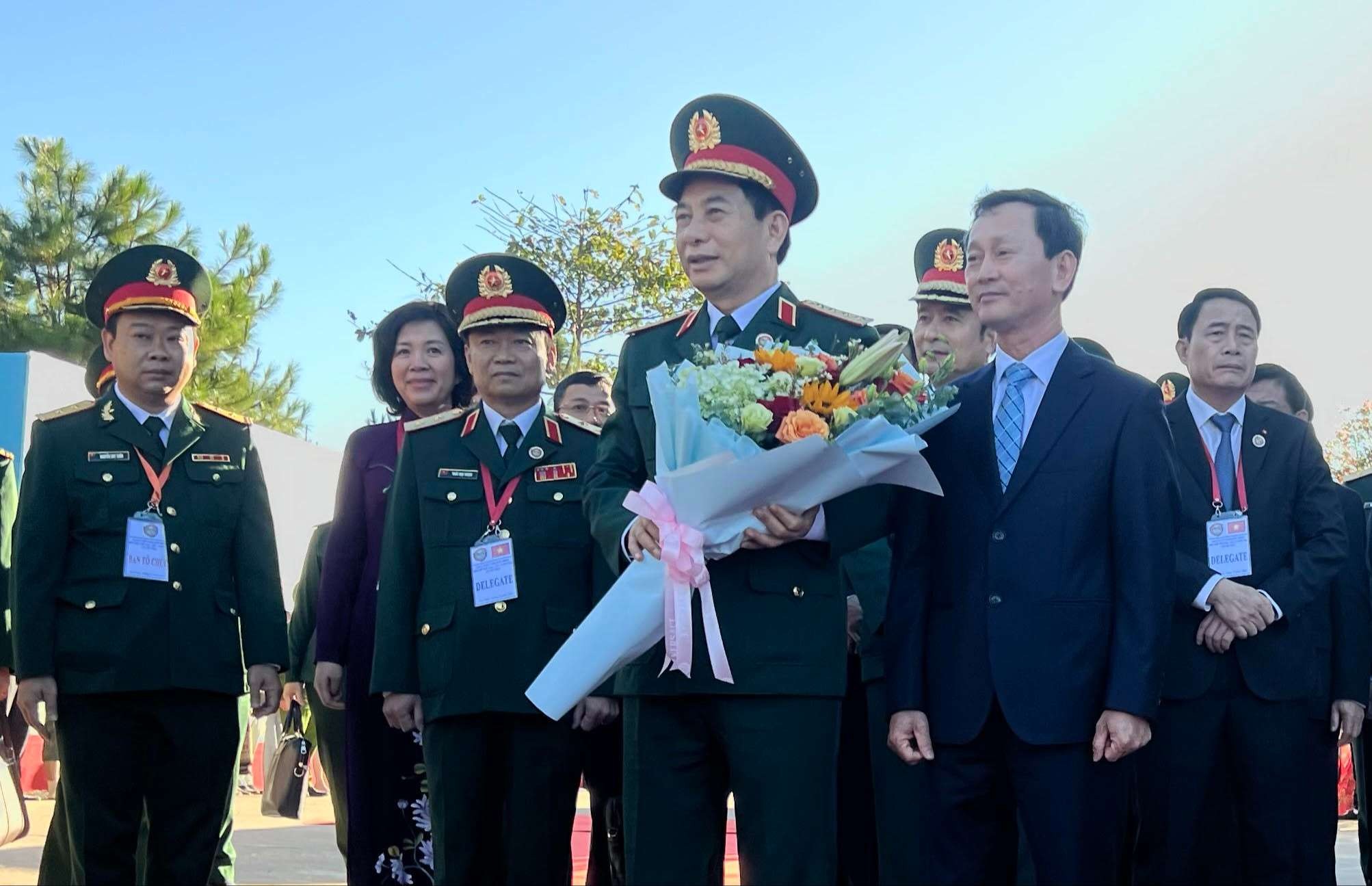 Thắm tình hữu nghị