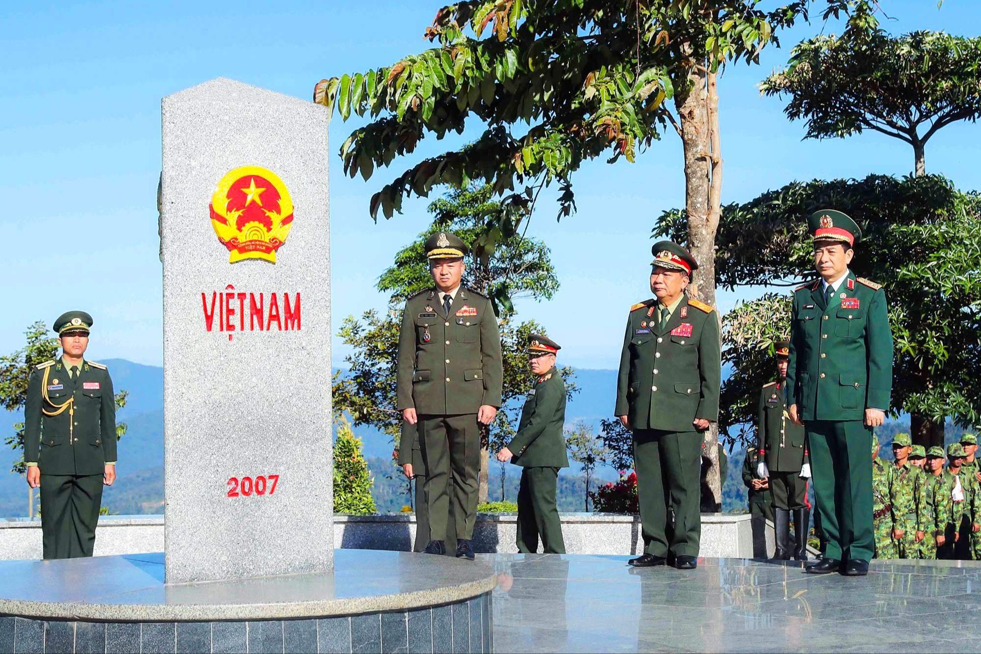 Thắm tình hữu nghị