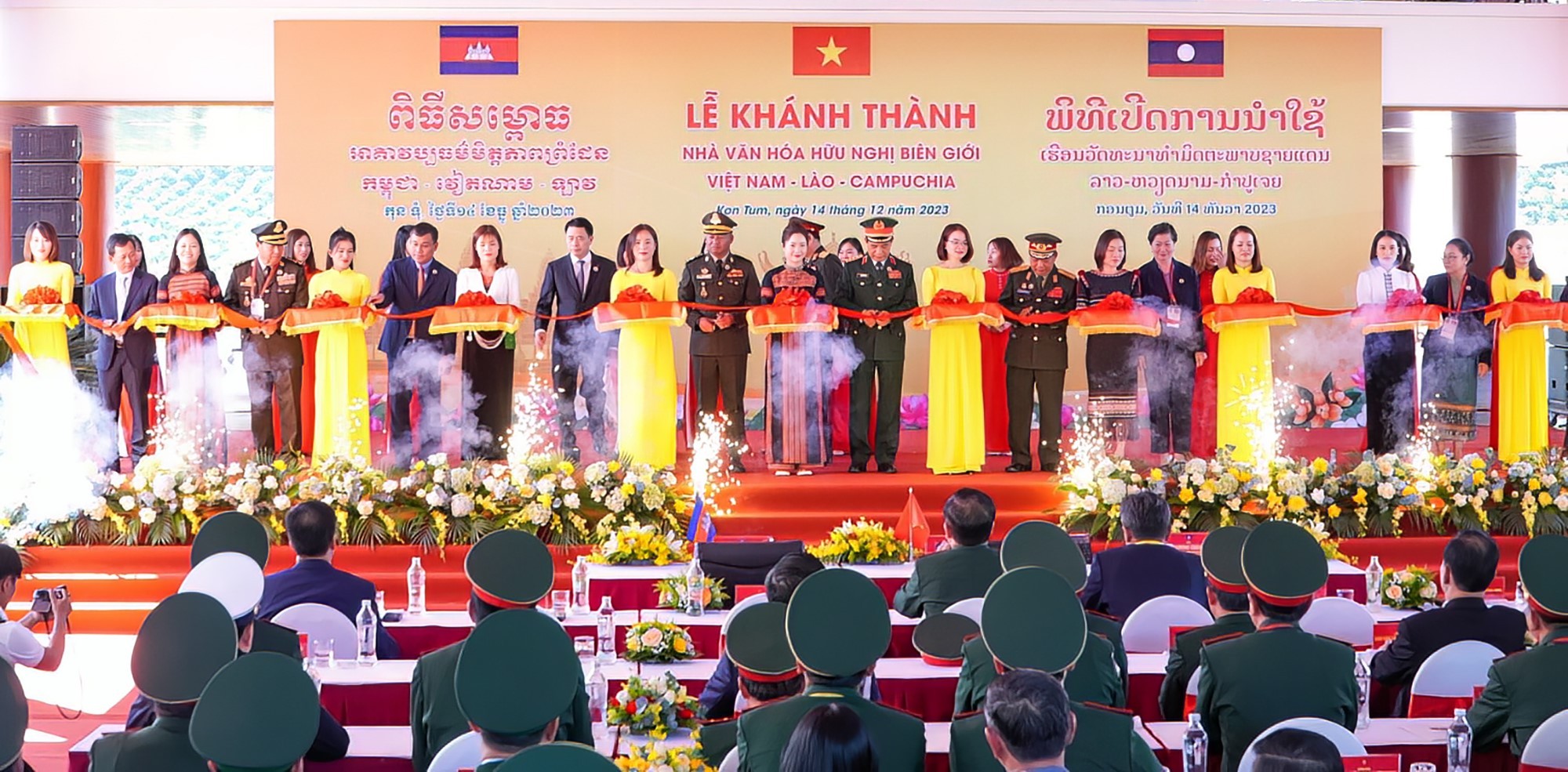 Thắm tình hữu nghị