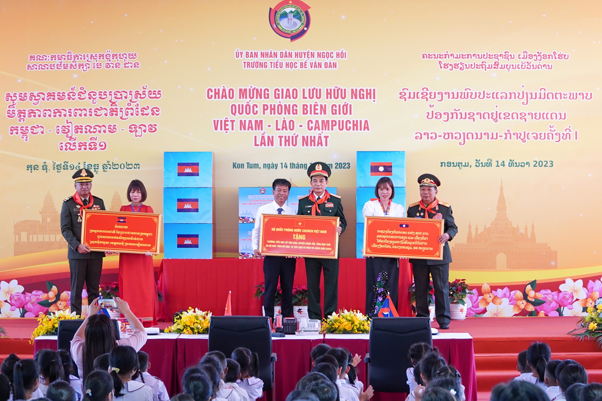 Thắm tình hữu nghị