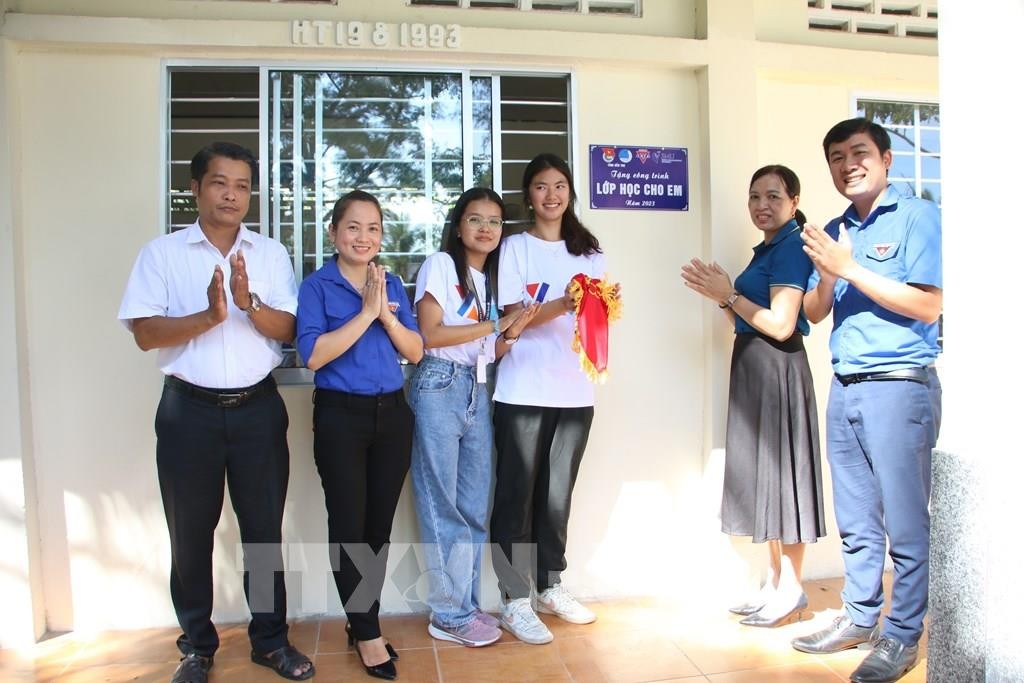 Nghi thức khánh thành công trình “Lớp học cho em”tại trường Tiểu học Phước Long 2. (Ảnh: TTXVN)