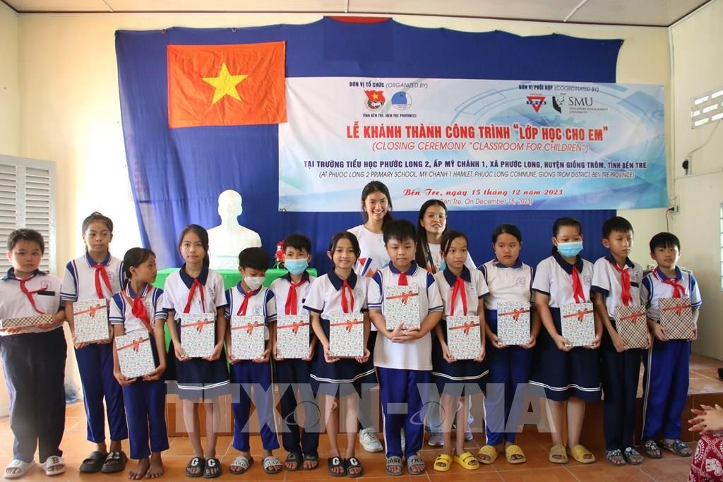 Tặng quà học sinh trường Tiểu học Phước Long 2 thuộc xã Phước Long. (Ảnh: TTXVN)