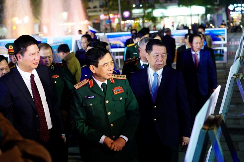 Các đại biểu tham quan Triển lãm ảnh trước thềm Lễ trao giải