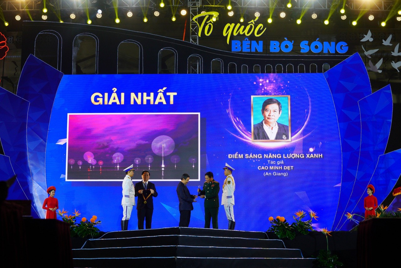 Lan tỏa tình yêu biển đảo quê hương qua những bức ảnh