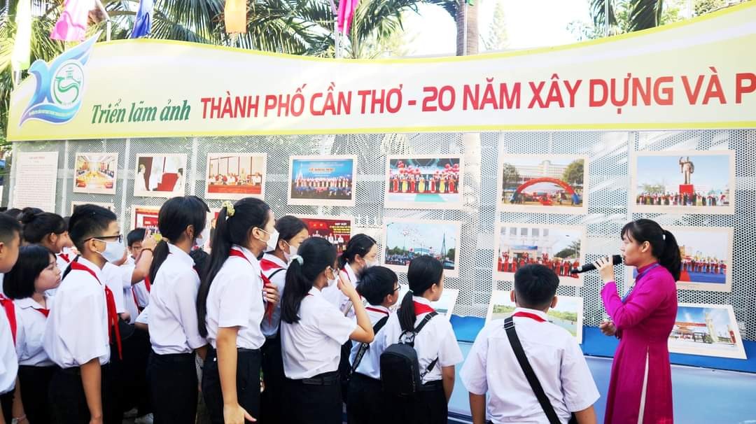 Khai mạc triển lãm ảnh “TP Cần Thơ - 20 năm xây dựng và phát triển”