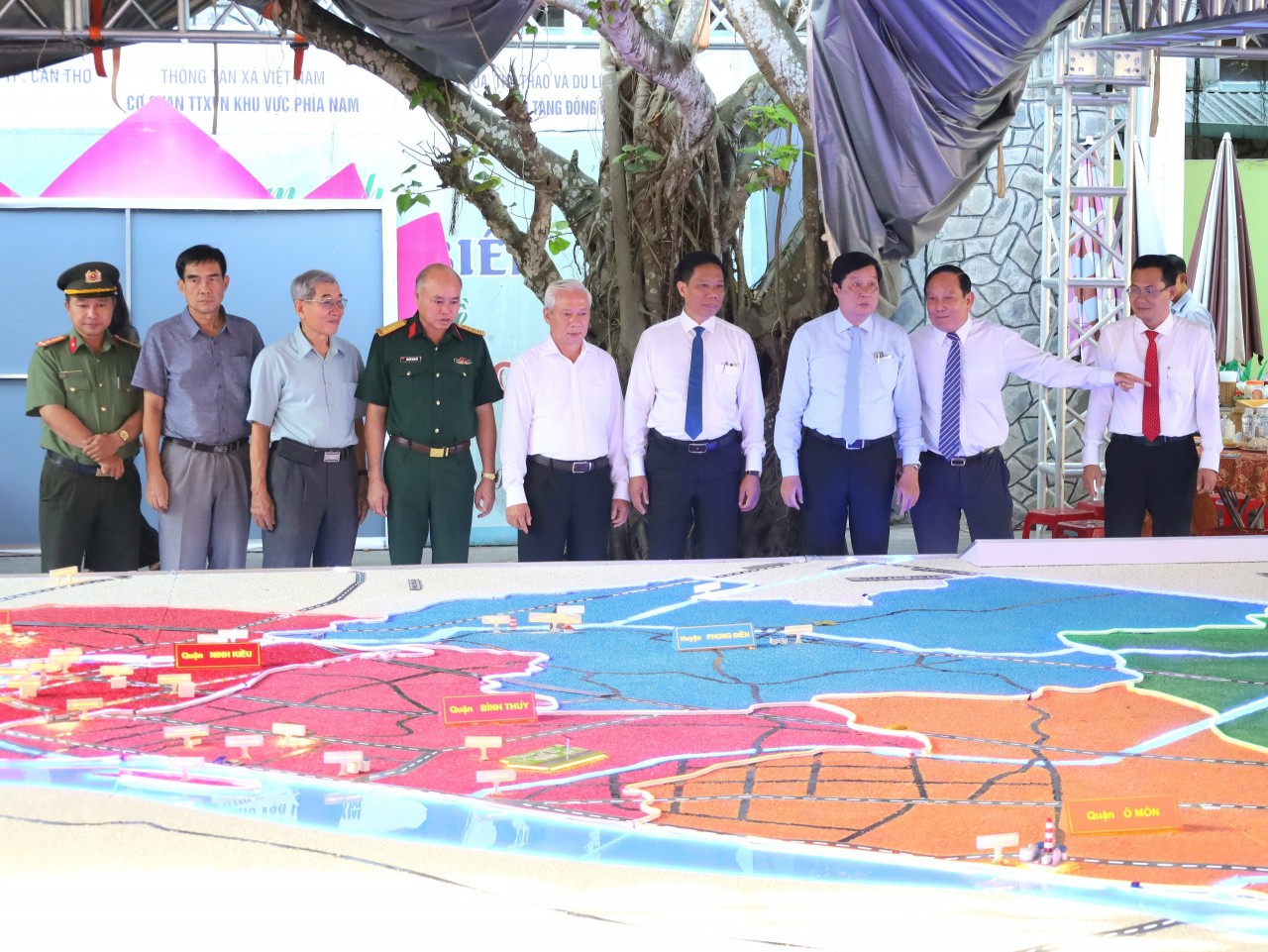 Khai mạc triển lãm ảnh “TP Cần Thơ - 20 năm xây dựng và phát triển”