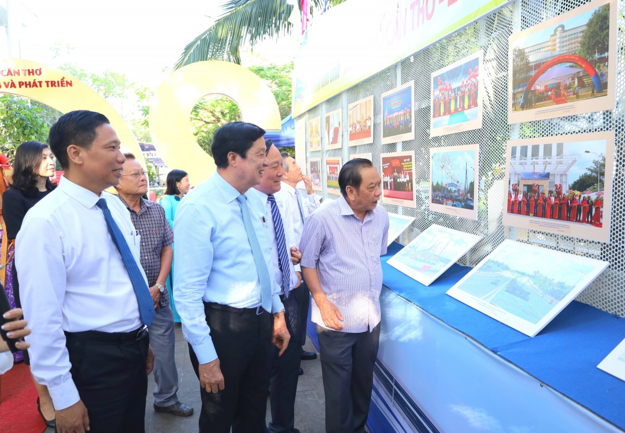 Khai mạc triển lãm ảnh “TP Cần Thơ - 20 năm xây dựng và phát triển”