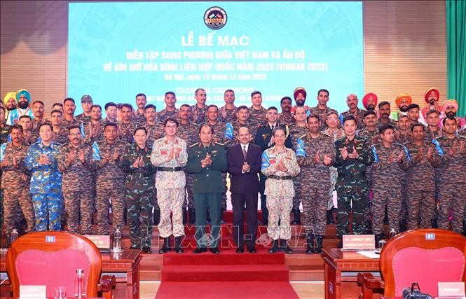 Thượng tướng Phùng Sĩ Tấn, Phó tổng Tham mưu trưởng Quân đội nhân dân Việt Nam, Trưởng ban Chỉ đạo Diễn tập VINBAX 2023 và các đại biểu dự lễ bế mạc. Ảnh: Trọng Đức/TTXVN