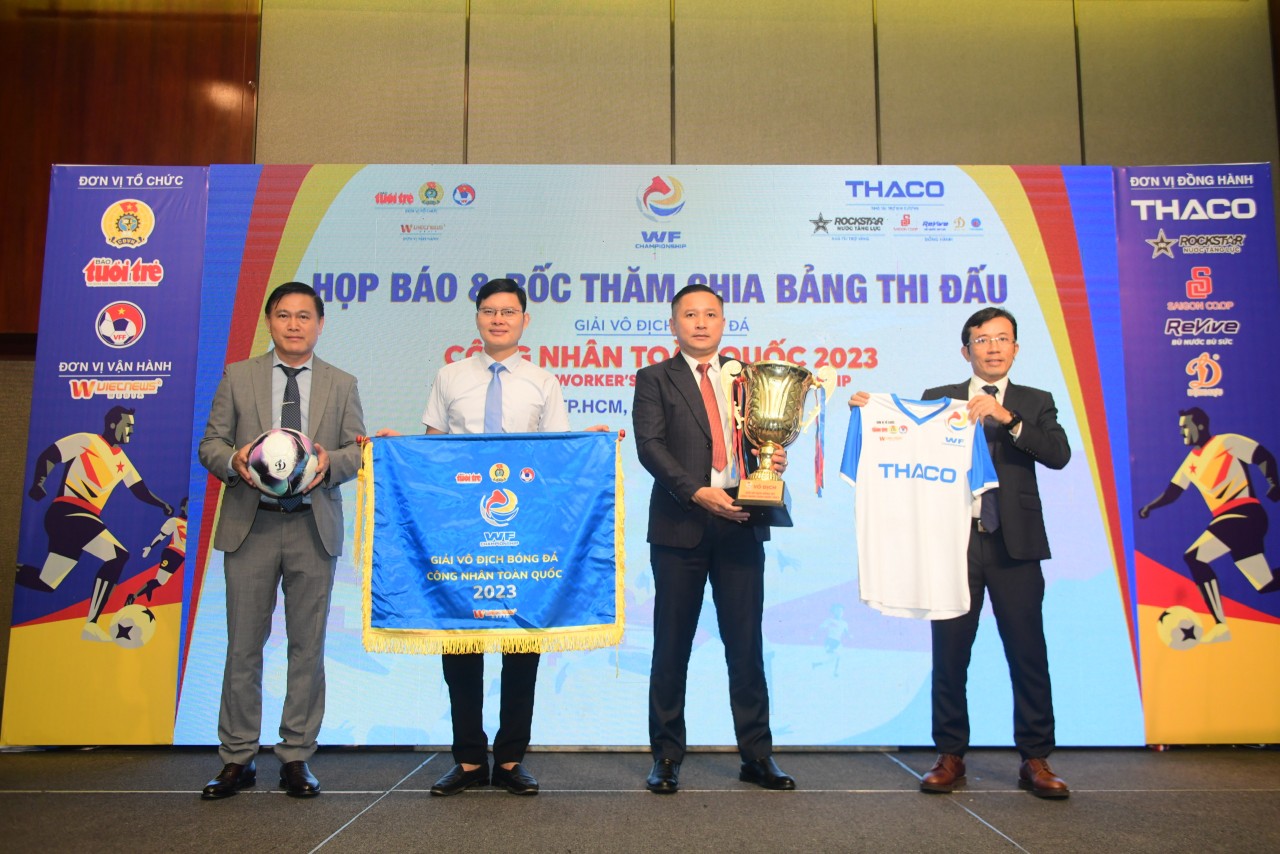 Các đại biểu tham dự buổi họp báo cùng ban tổ chức giới thiệu bóng thi đấu, trang phục thi đấu, Cúp cho đội vô địch. Các đại biểu tham dự buổi họp báo cùng ban tổ chức giới thiệu bóng thi đấu, trang phục thi đấu, Cúp cho đội vô địch.
