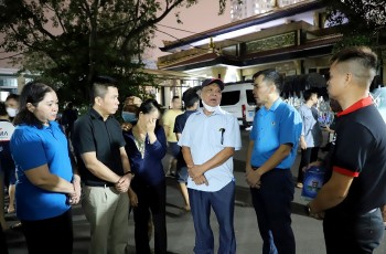 ldld ha noi trao ho tro toi gia dinh nguoi lao dong bi nan trong vu chay chung cu mini
