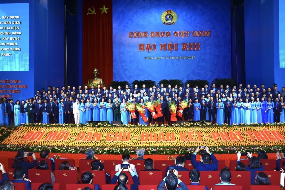 Ra mắt Ban Chấp hành Tổng Liên đoàn Lao động Việt Nam Khoá XIII. Ra mắt Ban Chấp hành Tổng Liên đoàn Lao động Việt Nam Khoá XIII.