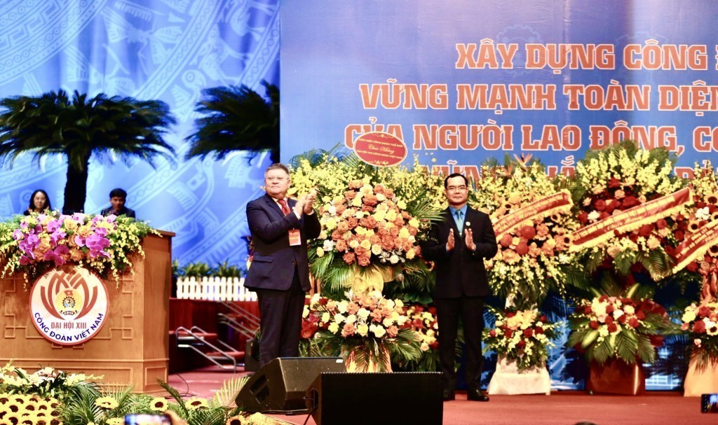 Ông Pambis Kyritsis - Tổng Thư ký Liên hiệp Công đoàn Thế giới (WFTU) tặng hoa chúc mừng Đại hội XIII Công đoàn Việt Nam. Ông Pambis Kyritsis - Tổng Thư ký Liên hiệp Công đoàn Thế giới (WFTU) tặng hoa chúc mừng Đại hội XIII Công đoàn Việt Nam.