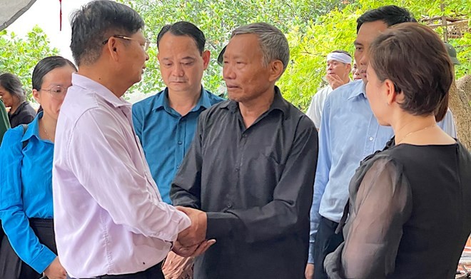 Phó Chủ tịch Tổng LĐLĐVN Phan Văn Anh chia sẻ, động viên gia đình đoàn viên Trần Thị Thịnh (Ảnh: L.Đ) Phó Chủ tịch Tổng LĐLĐVN Phan Văn Anh chia sẻ, động viên gia đình đoàn viên Trần Thị Thịnh (Ảnh: L.Đ)