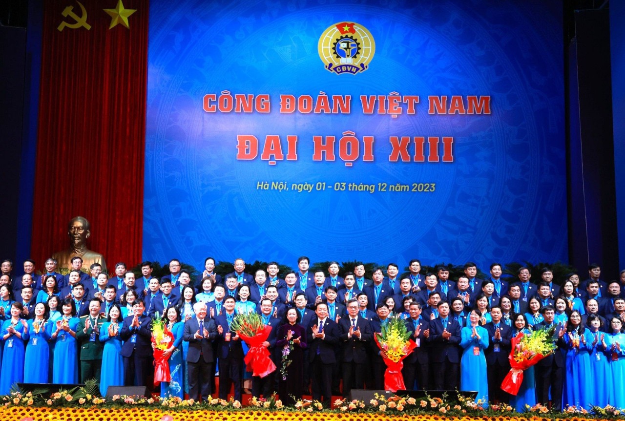 Trưởng ban Tổ chức Trung ương Trương Thị Mai cùng các lãnh đạo tặng hoa chúc mừng Ban Chấp hành Tổng LĐLĐ Việt Nam khóa XIII. Trưởng ban Tổ chức Trung ương Trương Thị Mai cùng các lãnh đạo tặng hoa chúc mừng Ban Chấp hành Tổng LĐLĐ Việt Nam khóa XIII.