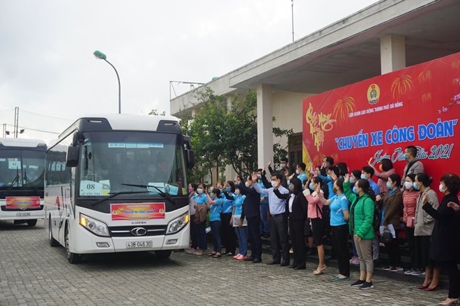Công đoàn tổ chức chuyến xe đưa người lao động nghèo về quê ăn Tết.