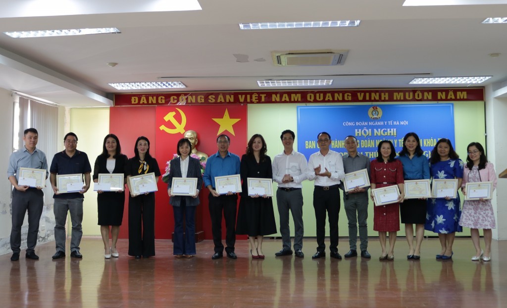 Trao khen thưởng cho đại diện các tập thể và các cá nhân có thành tích xuất sắc triển khai chương trình “Một triệu sáng kiến - nỗ lực vượt khó, sáng tạo, quyết tâm chiến thắng đại dịch COVID-19”.