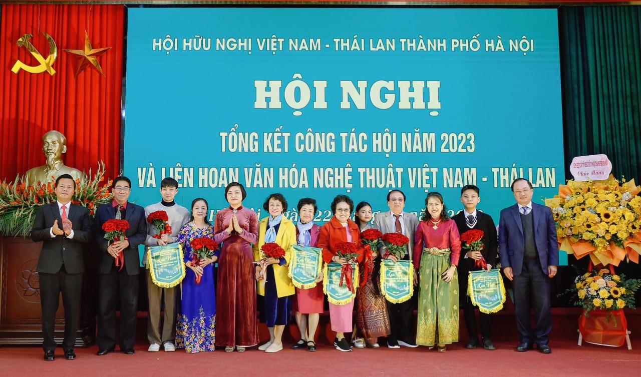 Các đại biểu chụp ảnh lưu niệm tại Hội nghị.
