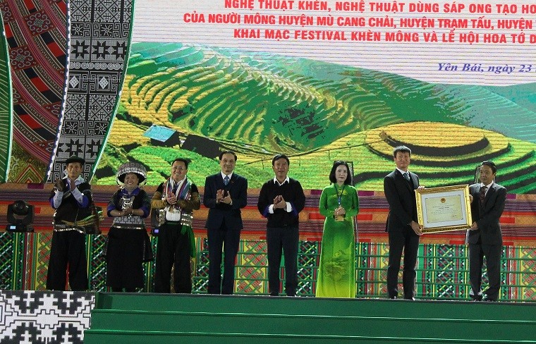 Đồng chí Hoàng Đạo Cương - Thứ trưởng Bộ Văn hóa - Thể thao và Du lịch trao Chứng nhận di sản văn hóa phi vật thể quốc gia Nghệ thuật Khèn của người Mông huyện Mù Cang Chải, Trạm Tấu, Văn Chấn cho tỉnh Yên Bái