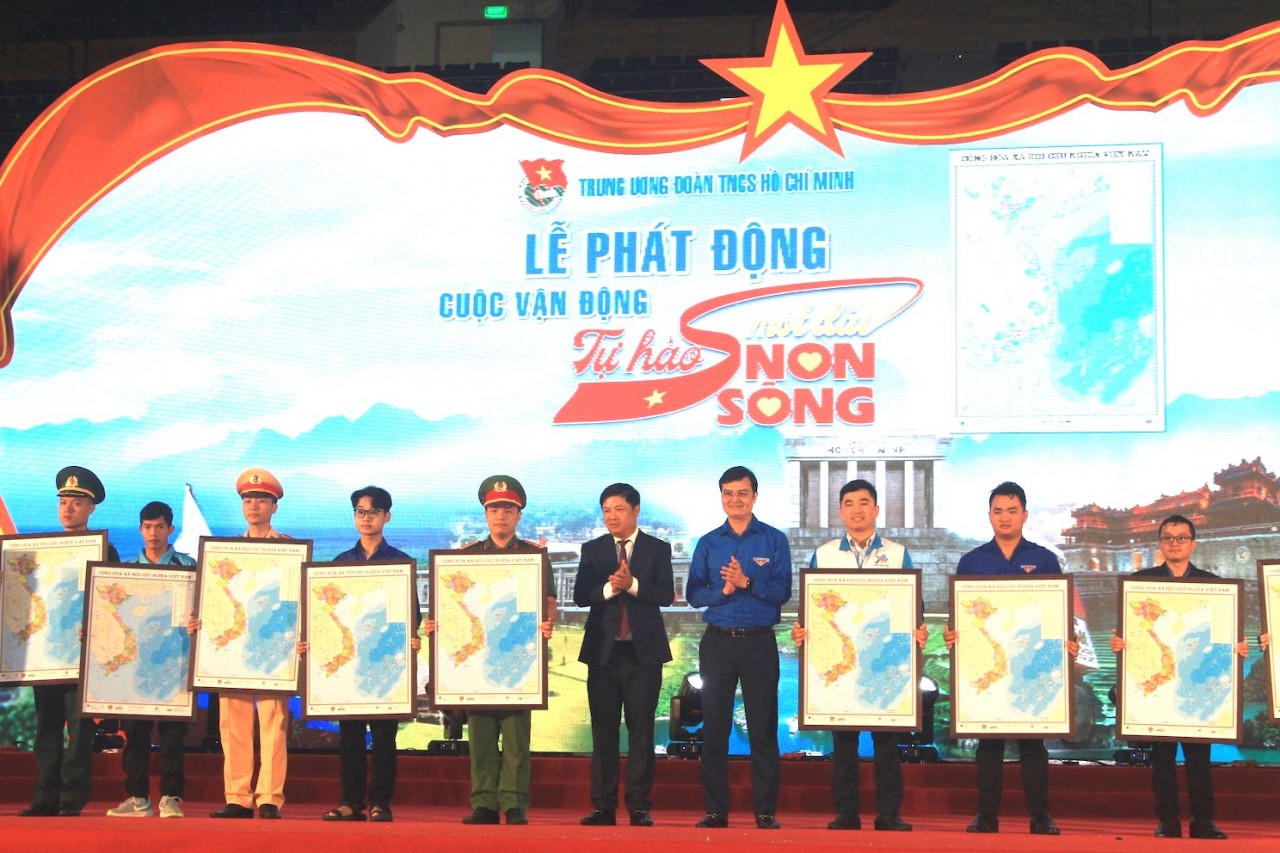 Tại Lễ phát động, Trung ương Đoàn TNCS Hồ Chí Minh trao tặng 20 bản đồ khung (A1) cho 20 đồng chí là đại diện các lực lượng ngư dân, bộ đội biên phòng, thanh niên công nhân; nông thôn; giáo viên; học sinh; thiếu nhi; dân tộc; tôn giáo... 