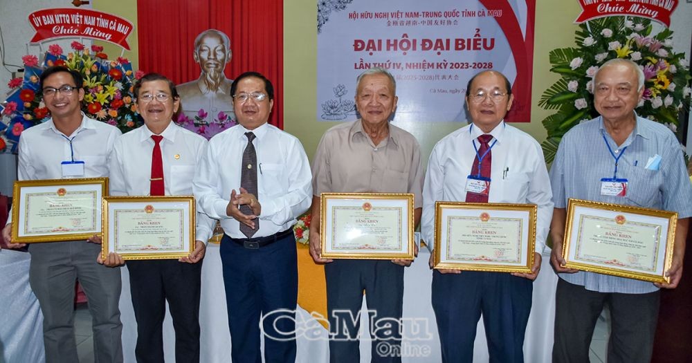 Ông Lê Thanh Triều, Uỷ viên BTV Tỉnh uỷ, Trưởng Ban Dân vận Tỉnh ủy, trao Bằng khen của Chủ tịch UBND tỉnh tặng các tập thể và cá nhân có thành tích xuất sắc.