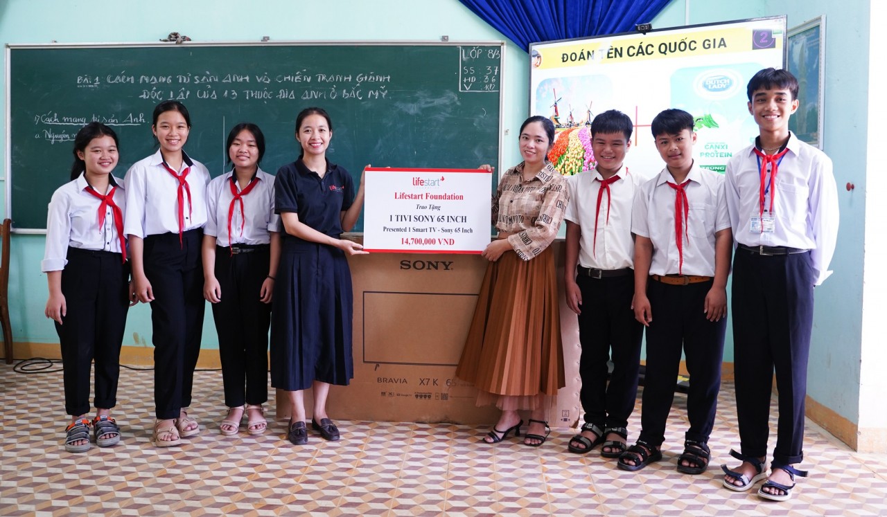 LFS tặng TV cho trường THCS Lý Tự Trọng nhằm phục vụ giảng dạy. (Ảnh: LFS) LFS tặng TV cho trường THCS Lý Tự Trọng nhằm phục vụ giảng dạy. (Ảnh: LFS)